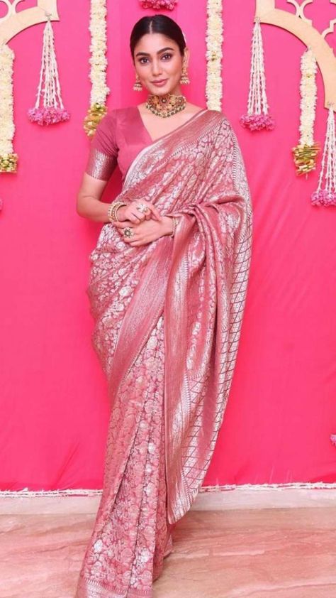 6 Classic Saree Blouses By Nita Ambani To Look Royal Seedha Pallu Saree Style, Nita Ambani Saree, Royal Saree, करवा चौथ, Monsoon Wedding, Classic Saree, Nita Ambani, Indian Bridal Sarees, Fancy Blouse