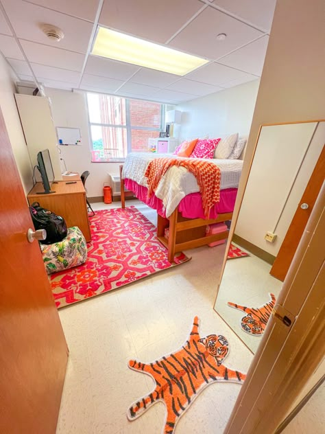 University Of Tennessee Dorm Room, Preppy Dorm Room Ideas Pink And Orange, Hot Pink And Gold Room, College Dorm Preppy, Mizzou Dorm Room, Utk Dorm Room University Of Tennessee, Pink And Orange Dorm Room Ideas, Preppy Dorm Ideas, Cute Dorm Room Decor