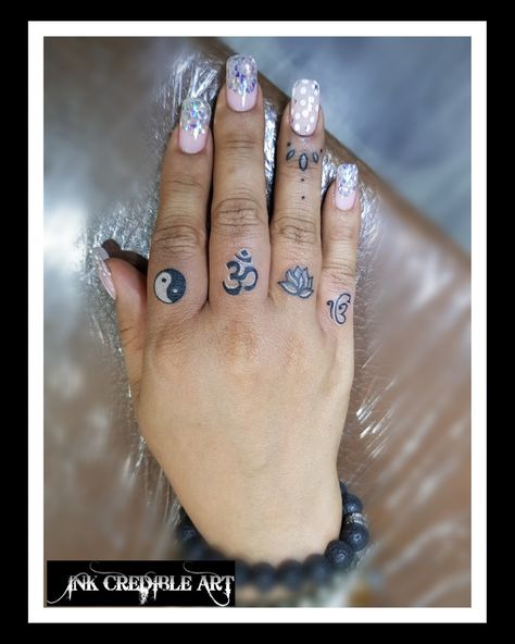 Ying Yang Tattoo On Hand, Yin And Yang Finger Tattoo, Ying Yang Hand Tattoo, Ying Yang Tattoo Finger, Tiny Ying Yang Tattoo, Buddha Finger Tattoo, Ying Yang Henna Tattoo, Om Tattoo Design, Ying Yang Tattoo