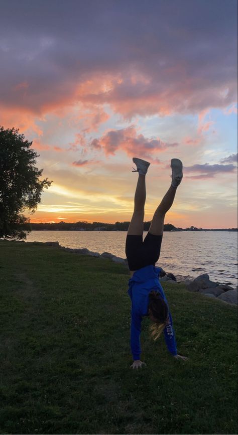 Handstands Aesthetic, Tumbling Aesthetic, Handstand Aesthetic, Summer Motivation, Balanced Eating, Summer Picture Poses, Gymnastics Pictures, Sports Aesthetic, Friends Aesthetic