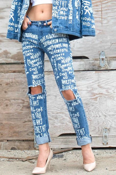 Afrikaanse Mode, Custom Jeans, Painted Jeans, Distressed Boyfriend Jeans, Boyfriend Jean, Denim Diy, Painted Denim, Painted Clothes, Jeans Diy