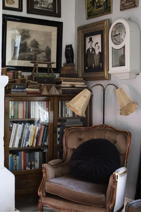 Vintage Book Nook, Vintage Home Styling, Reading Nook Vintage, Modern Vintage Home Aesthetic, Dark Academia Reading Chair, Vintage Chair Decor, Vintage Reading Corner, Vintage Reading Chair, Dark Academia Chair