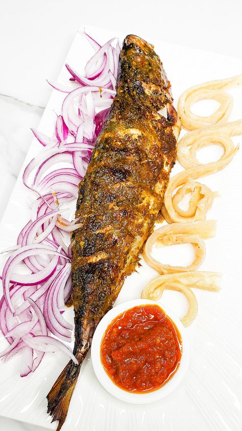 Fish Bbq, Barbecue Fish, Roasted Fish, Grilled Mackerel, Ghanaian Food, Taste Food, Roast Fish, West African Food, Delicious Seafood Recipes