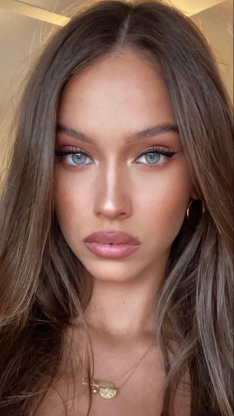 Isabelle Mathers Hair, Light Brown Hair With Blue Eyes, Brown Hair Light Eyes, Old Money Makeup Look, Old Money Makeup, Summer Brown Hair, Light Brown Hair Shades, Blonde Ideas, Light Brown Hair Color