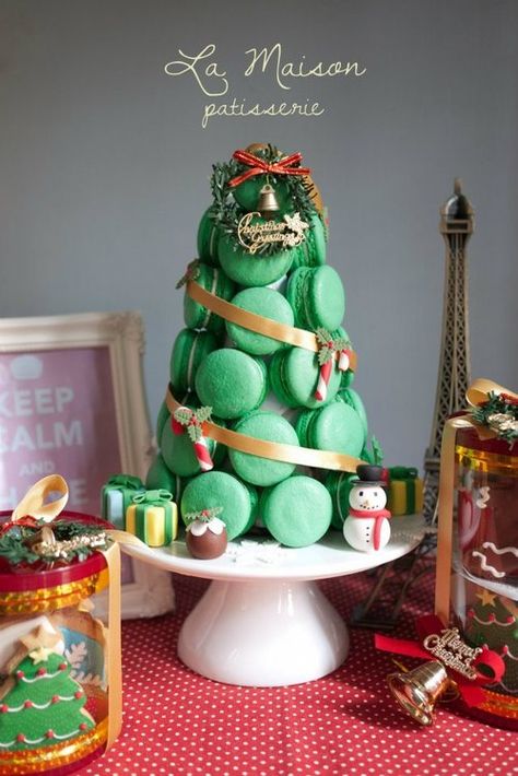 a macaron Christmas tree!?!?!?  WANT. Macaron Tree Christmas, Christmas Macaron Tower, Macaron Christmas Tree, Macarons Tower, Macaron Christmas, Christmas Macaron, Macaroon Tower, Christmas Macarons, Xmas Desserts