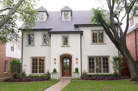 The Best Exterior White Colors for Painted Brick Homes - Happy Haute Home White Stucco House, White Farmhouse Exterior, Stucco House, Painted Brick Exteriors, White Exterior Paint, Gray Exterior, Painted Brick House, Stucco Homes, Stucco Exterior