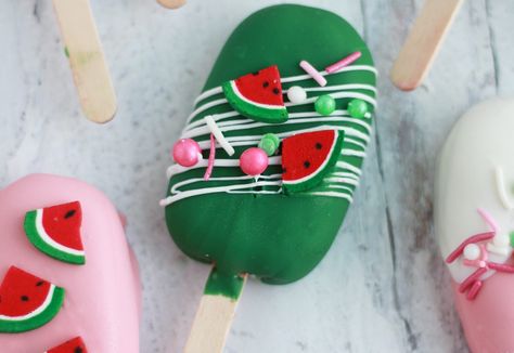 Level up your cake pop game...Watermelon cakesicles are where it's at this summer Watermelon Cake Pops, Cakesicles Ideas, Popsicles Cake, Lolly Cake, Melon Cake, Watermelon Popsicles, Pop Game, Baby Shower Cake Pops, Dessert Recipies