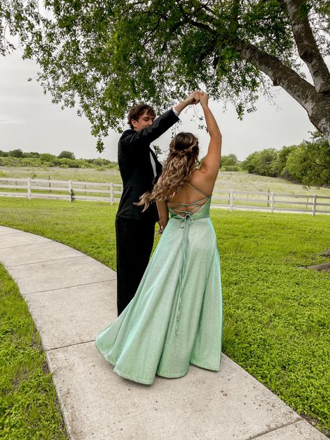 Prom Dance Aesthetic Couple, Prom Modest, Cute Prom Pictures With Best Friend, Double Date Prom Pictures, Cowboy Prom, Funny Prom Pictures Couples Best Friends, Just Friends Prom Pictures, Couple Prom Pictures, Couple Prom