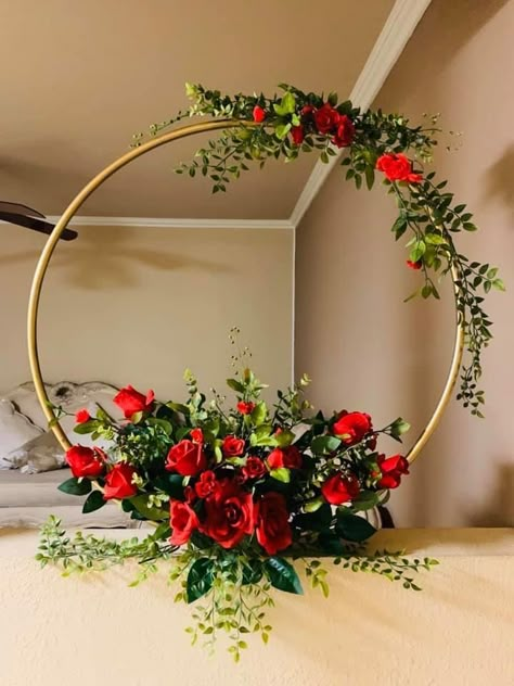 Valentine Day Centerpieces, Hoop Centerpieces, Tropical Floral Arrangements, Paper Flower Wreaths, White Wedding Decorations, Valentine Centerpieces, Decorações Com Comidas, Gold Wedding Inspiration, Bridal Gift Wrapping Ideas