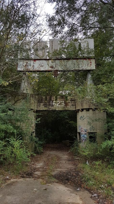 Abandoned Amusement Park in Meridian, MS Meridian Mississippi, Abandoned Amusement Park, Abandoned Amusement Parks, Highland Park, Spooky Scary, Urban Exploration, Architecture Old, Ghost Towns, Old Buildings