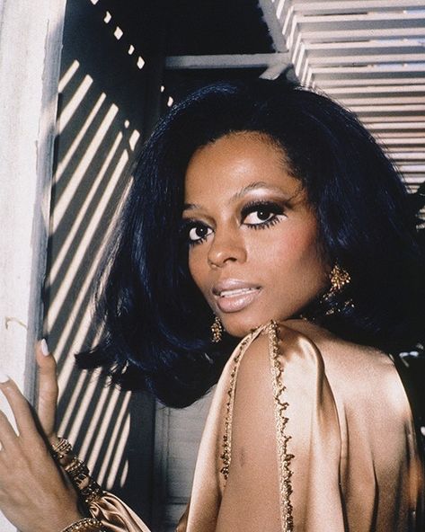 Pat McGrath on Instagram: “DETROIT DIVINITY ⚡⚡⚡ The LEGENDARY @dianaross, 1969 ⚡⚡⚡ #DivineRose #inspiration” Diana Ross 70s, 1960s Hair And Makeup, 60s Inspired Makeup, 50s Photoshoot, Diana Ross Style, 1960s Hair, Ross Dresses, 60s Hair, Glam Wedding Makeup