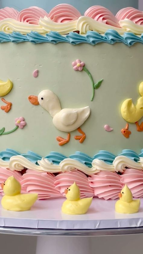 April’s Baker | We levelled up our duck cake because who doesn’t love a duck butt?🪿🐥 | Instagram Rubber Ducky Cake Ideas, Rubber Duck Cookies, Decorated Angel Food Cake, Duck Pond Cake, Silly Goose Cake, Birthday Duck Theme, Goose Birthday Cake, Duck Cake Ideas, Sweet Pea Cake