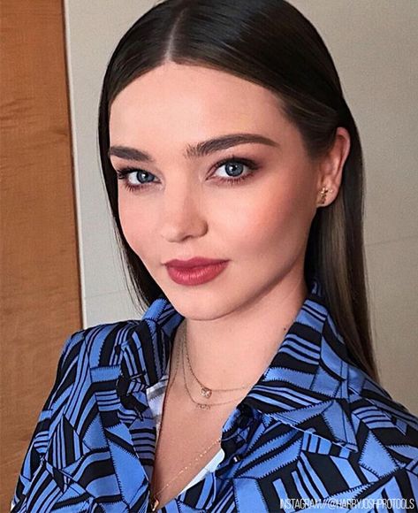 Sleek + Straight = Chic Winter Staple. Miranda Kerr Makeup, Miranda Kerr Hair, Sleek Blowout, Miranda Kerr Style, Brunette Balayage Hair, Favorite Hairstyles, Miranda Kerr, Hair Envy, Sleek Fashion