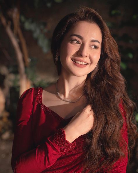 Hania Amir stuns in this gorgeous red saree 😍 Shop her look from laam.pk ✨ Brand: Faiza Saqlain ‼️ EVERYTHING FOR EVERYONE‼️☀️ 🇺🇸🇦🇺 USA & AUS - Flat PKR 7,500 shipping fee. 🇬🇧 UK - Flat PKR 7,500 and Free shipping on all orders above PKR 70,000. 🇦🇪 UAE - Flat PKR 1,500 and Free shipping on all orders over PKR 10,000. 🇸🇦 KSA - Flat PKR 5,000 and Free shipping on all orders over PKR 25,000. 🛍️ Tap the link in bio to shop now! @laamofficial @laambasics @laam_man @laam_kids @laam_couture @la... Faiza Saqlain, Cute Celebrity Couples, Hania Amir, Self Portrait Poses, Beautiful Curly Hair, Red Saree, Photography Poses Women, Pakistani Actress, Pakistani Fashion