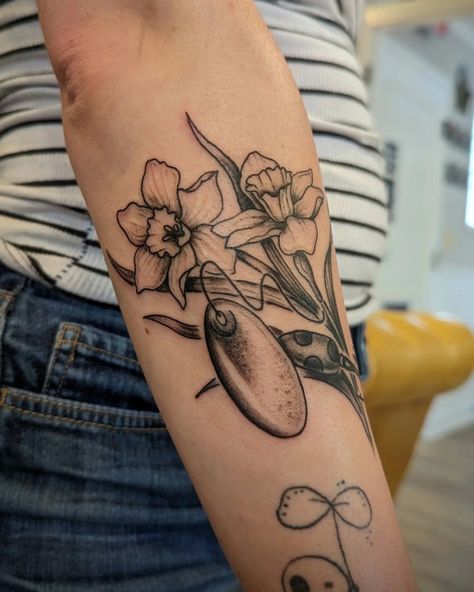 Black and grey Panther Martin fishing lure with daffodils on outer forearm. Lure Tattoo, Fishing Memorial Tattoo, Fishing Lure Tattoo, Bird Of Prey Tattoo, Grandparents Tattoo, Fish Memorial, Female Tattoo Artists, Memorial Tattoo, Female Tattoo