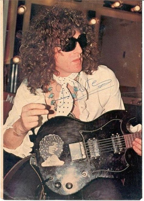 Ian Hunter with his Guild SG Guitar 1974 Rock And Roll Hair, Sg Guitar, Ian Hunter, Mott The Hoople, Mick Ronson, Live Band, Music Pictures, Big Band, First Nations