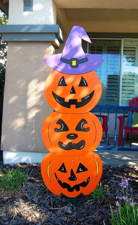 Decoraciones de Halloween para el Exterior de Casa hechas con Goma Eva • Manualidades con Foamy Halloween Exterior, Porta Halloween, Halloween Classroom Decorations, Halloween Yard Art, Dekorasi Halloween, Fiesta Halloween, Outdoor Halloween Decor, Deco Halloween, Wood Yard Art