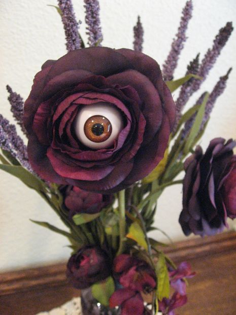 Here's looking at you ! ! ! I love Halloween and all of the creepy, scary things that go along with it.  I know that when the calendar hits October it's time to... Halloween Sweet 16, Eyeball Flower, Creepy Eyeball, Horror Crafts, Plant Monster, Creepy Eyes, Eyeball Art, Scream Halloween, I Love Halloween