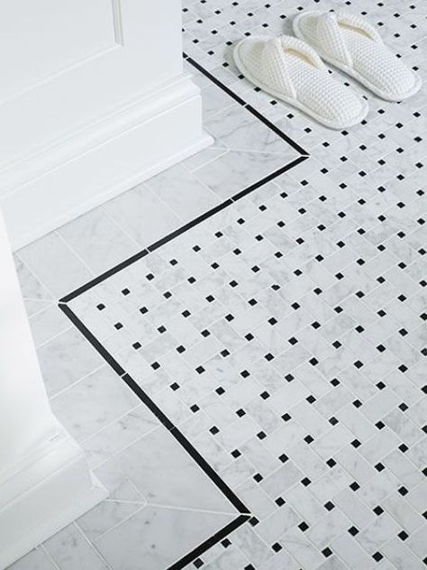 floor border tiles in the bathroom Bathroom Border Tiles, Beauty Bathroom, Modern Farmhouse Flooring, Drømme Bad, French Country Bathroom, Farmhouse Flooring, Border Tiles, Marble Tile Floor, Bath Tiles