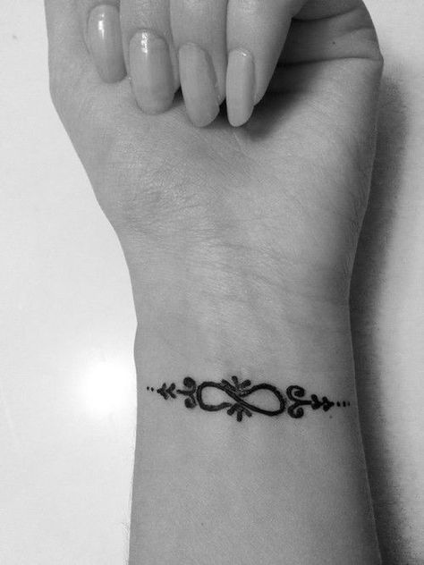 Cute Henna Designs, Wrist Henna, Henna Designs Wrist, Cute Henna, Tato Henna, Henna Tattoo Hand, Henna Tattoo Designs Hand, Simple Henna Tattoo, Beginner Henna Designs