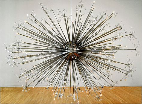 Josiah McElheny, An end to modernity, 2005. Represent the explosion of space 13,7 billion years ago. The length of the rods is proportional to the time duration since the Big Bang, while the glass spheres represent galaxies at the corresponding moment with Lagos representing quasars. He didn't just want to illustrate it. He wanted to get the science right. McElheny is a glassblower by training. He is intrigued by the concept of reflections and was inspired by a series of conversations in 1929 be Universe Sculpture, Josiah Mcelheny, Lobby Inspiration, Kelly Chen, Material Ideas, Notes Art, 3d Abstract, Science Art, Abstract Sculpture