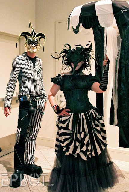 EPBOT: Book Review: The Night Circus Gala Attire, Steampunk Circus, The Night Circus, Circus Dress, Halloween Circus, Dark Circus, Gala Fashion, Dress Up Boxes, Night Circus