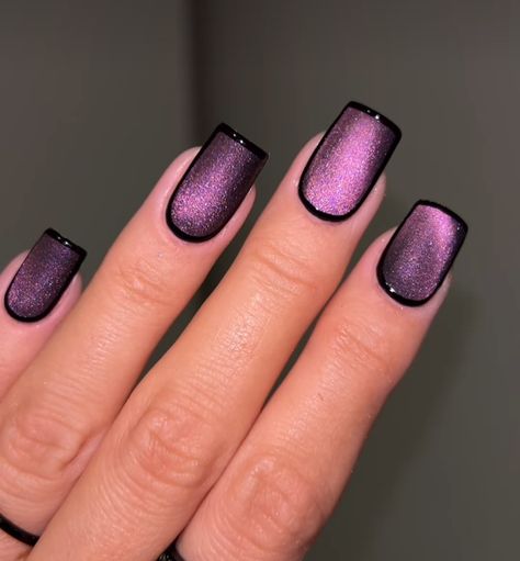 Dark Short Nails Gel, Cats Eye Dip Powder Nails, Purple Nails With Design Ideas, Purple And Silver Nail Ideas, Black And Purple Short Nails, Dark Purple Cat Eye Nails, Black Cats Eye Nails, Black Nail Ideas Acrylic Coffin, Purple And Black Nail Ideas