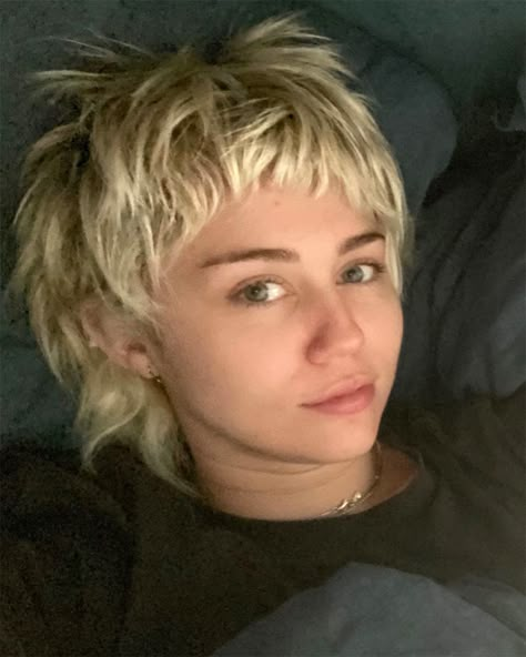 Miley Cyrus Debuts New 'Pixie Mullet' Haircut Done from Home by Her Mom Tish Miley Cyrus Hair, Mullet Wig, Noah Cyrus, Short Grunge Hair, Mullet Haircut, Punk Hair, Cut Her Hair, New Hairstyle, Hair Images