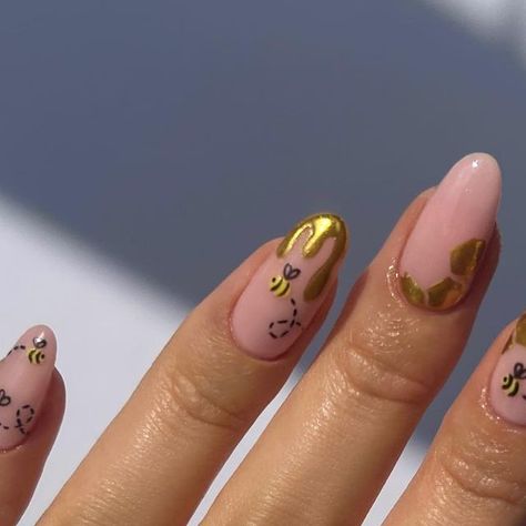 Yellow Nails With Bees, Honey Inspired Nails, Simple Bee Nails, Bee Hive Nails, Clear Acrylic Nails Design, Bees Nail Art, Bee On Nails, Bee Nail Art Designs, Honey Bee Nail Designs