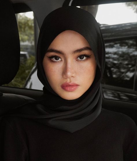 Black Hijab Makeup, Woman With Hijab Photography, Pose Selfi, Hot Figure, Hijab Makeup, Light Makeup Looks, Black Hijab, Make Your Choice, Modern Hijab Fashion