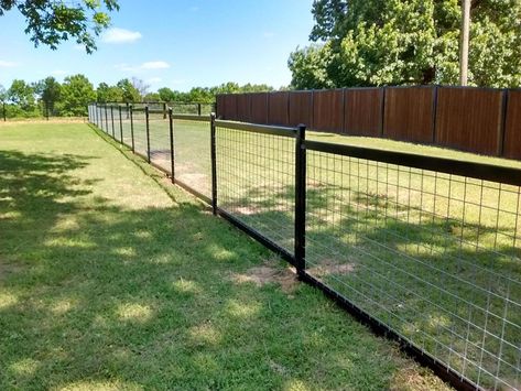 Build a Modern Hog Wire Fence: The Complete DIY Guide Modern Cattle Panel Fence, Hog Wire Panel Fence, Welded Fence Ideas, Metal Fencing Ideas Backyards, Modern Hog Wire Fence, Hog Panel Fence Ideas, Black Hogwire Fence, Black Wire Fence Ideas, Diy Fencing On A Budget