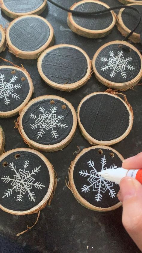 Wood Slice Decoration Christmas, Wood Slice Snowflake Ornament, Birch Ornaments Wood Slices, Wood Decoration For Christmas, Homemade Wood Slice Ornaments, Ornaments With Wood Slices, Christmas Ornaments Wood Diy, Ornaments Out Of Wood Slices, Diy Wooden Christmas Ornaments Ideas