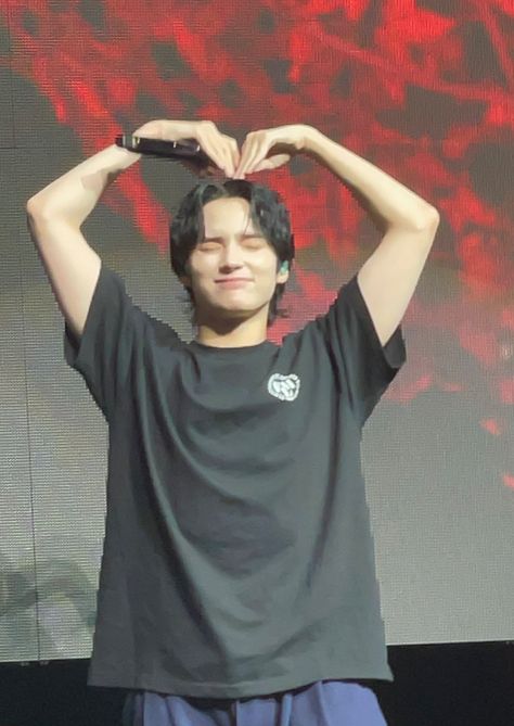 Txt Bf Pics, Kpop Idol Heart Pose, Idol Heart Pose, Mingyu Heart Pose, Txt Heart Pose, Heart Pose Kpop, Kpop Heart Pose, Eda Core, Huening Kai Heart