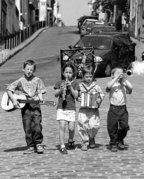 Summer Family Pictures, Foto Top, Montmartre Paris, Family Picture Outfits, Photos Vintage, Picture Outfits, Music Band, Black And White Portraits, Black White Photos