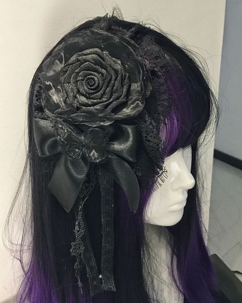 🖤Gothic Lolita outfit: juliette sleeves top, jabot collar, floral hairclip and drawstring skirt. 👉Search 'TFTWH-001' on devilinspired.com #devilinspired #gothic #gothicdress #lolitacoord #lolitafasion #gothiclolitafashionstyle Purple Gothic Aesthetic, Gothic Fascinator, Goth Headpiece, Genshin Clothes, Gothic Headpiece, Macabre Fashion, Jabot Collar, Gothic Hair, Lolita Outfit