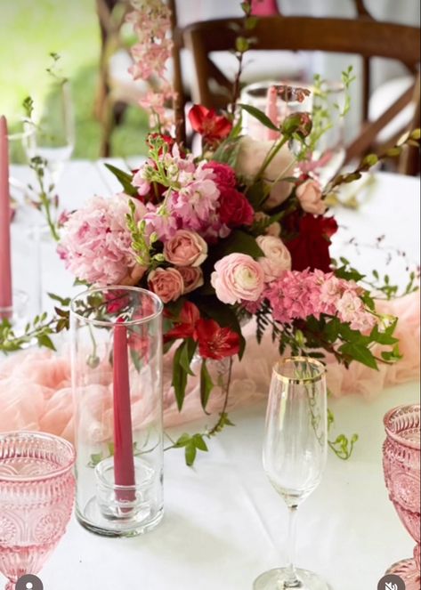 Shades of red and pink Shades Of Pink And Red Wedding, Red And Pink Wedding Florals, Pink And Red Flower Arrangements, Red Flower Arrangements, High Tea Wedding, Pink Green Wedding, Pink And Red Flowers, Tea Wedding, White Roses Wedding