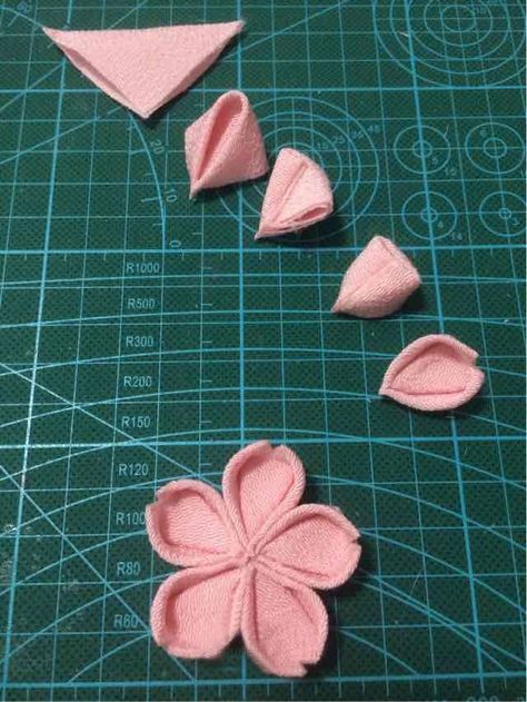 Kanzashi Tutorial, Diy Hair Accessories Ribbon, Hair Clips Diy, Handmade Flowers Fabric, Kanzashi Flowers, Ribbon Art, Fabric Accessories, Fabric Flowers Diy, Handmade Beaded Jewelry