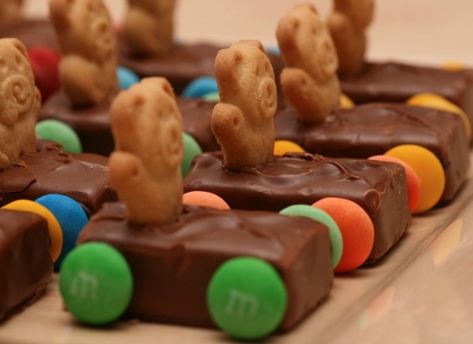 These are adorable! This candy snack is especially fitting for a boy’s birthday party or any car themed party – made with Teddy Grahams, Milky Way bars, chocolate melts, and M’s or Skittles. Teddy Grahams, Birthday Party Snacks, Kids Treat, Kids Party Food, Fun Birthday Party, My Sons, Snacks Für Party, Köstliche Desserts, Baking Cake