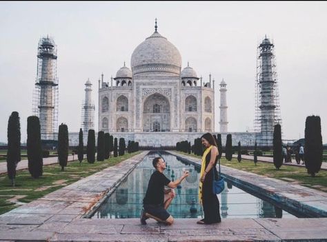 We're seriously swooning over this destination proposal in front of the Taj Mahal. Taj Mahal Proposal, Taj Mahal Poses, Taj Mahal Couple, Tajmahal Photoshoot, Taj Photography, Taj Mahal Photography, Destination Proposal, Photo Pose Reference, Painting Basics