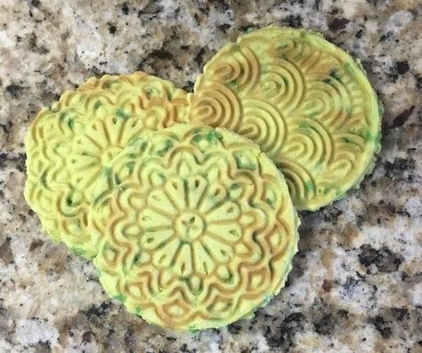 Pumpkin Pizzelle Recipe, Pizelle Recipe, Pizzelle Maker, Pizzelle Cookies, Pizzelle Recipe, Italian Christmas Cookies, Italian Cookie Recipes, Italian Bakery, Biscotti Cookies