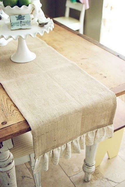 table runner Rustic Tablecloth, Burlap Runner, Rustic Table Runners, Country Gal, Burlap Projects, Burlap Table, Burlap Table Runners, Burlap Crafts, Creation Couture