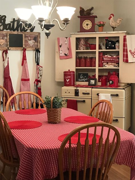 Red Aesthetic Kitchen, Red Farmhouse Kitchen, Red Vintage Kitchen, Retro Red Kitchen Ideas, Red Gingham Kitchen, Grandmacore Aesthetic, Red White Decor, Vintage Kitchen Table, Farmhouse Kitchen Inspiration