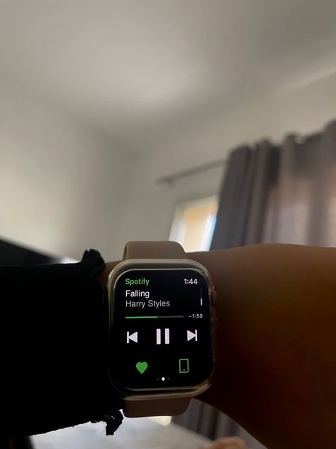 Apple Watch Music, Aesthetic Electronics, Apple Watch Aesthetic, Apple Quotes, Country Best Friends, Apple Electronics, Apple Watch Bands Women, Apple Watch 3, Apple Watch Bracelets