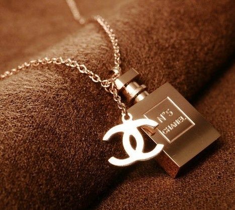 Chanel Perfume Bottle, Perfume Chanel, Chunky Silver Necklace, Chanel Necklace, Chanel Perfume, Chanel Couture, Bottle Necklace, Charm Necklace Silver, Chanel Accessories