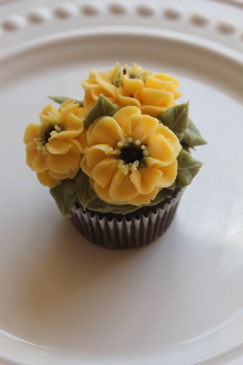 In this video we are piping our buttercream flower on to parchment, freezing and then applying to cupcake 🧁  . . . #cupcakes #cupcakedecorating #flowers #flowercupcakes #dessert #cupcakeflowers #buttercream #buttercreamflowers #piping #pipingbuttercream #pipingflowers #yellow #yellowflowers Piping Buttercream, Piping Flowers, Buttercream Flower, Piping Techniques, Pretty Yellow, Flower Cupcakes, Buttercream Flowers, Cupcakes Decoration, Pharmacy Gifts