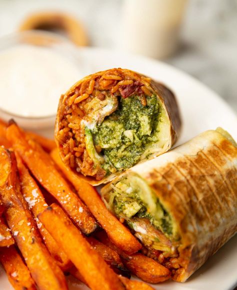 These burrito style pesto chicken wraps are loaded with so much flavour and couldn't be easier to make! Sides With Wraps, Roast Dinner Sides, Pesto Wrap, Italian Sandwich, Sandwich Bar, 30 Minute Dinners, Chicken Wrap, Dump Meals, Burritos Recipe