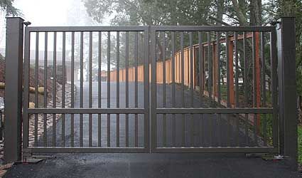 Gate # 178 - Wide Frame Flat Top With Extra Large Posts. http://sculpturalgates.com/gates8.html Gatedepot.com Simple Iron Gate, Wrought Iron Gates Driveway, Iron Gates Driveway, Property Gates, Contemporary Gates, Metal Driveway Gates, Gates Driveway, Gate Automation, Aluminium Gates