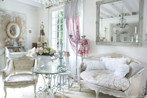 Una Fattoria Shabby Chic vicino a Bordeaux | Shabby Chic Mania by Grazia Maiolino Fairytale Farmhouse, French Living Rooms, French Country Bathroom, French Country Bedrooms, French Country Living Room, French Living, Country Living Room, Country Bedroom, Beach Cottage Style