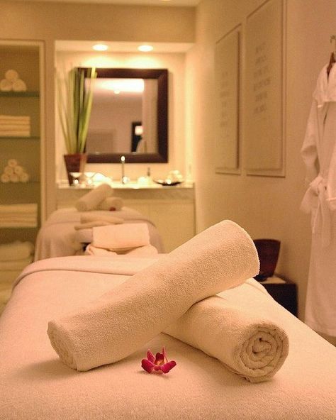 Massage Ideas, Spa Room Ideas, Salon Designs, Massage Room Decor, Massage Therapy Rooms, Dreams Spa, Spa Life, Massage Business, Esthetician Room