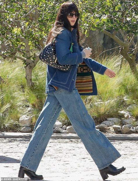 70s Denim On Denim, Bell Bottom 70s Outfit, Double Denim 70s, 70s Denim Outfit, 70s Street Style, Double Denim Outfit, Bell Bottoms Outfit, 23 Style, Dakota Johnson Style